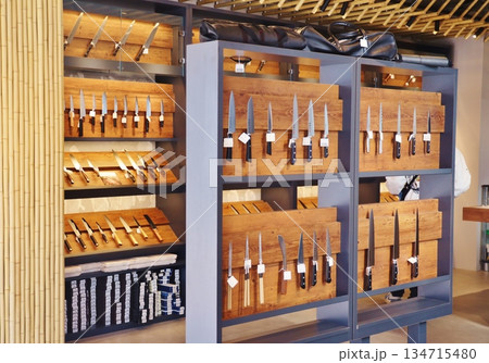 河童橋道具街の包丁展示棚 134715480