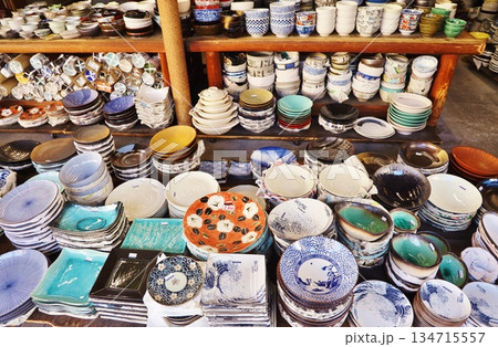 かっぱ橋道具街の店頭食器類 134715557