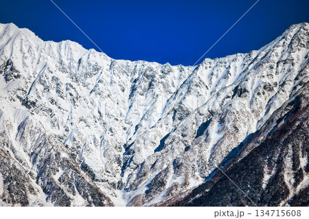 冠雪の北アルプスの穂高連峰 134715608