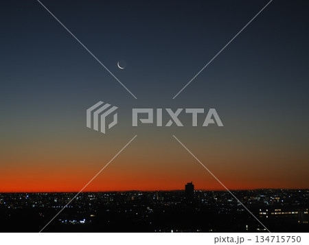 夜明けのマジックアワーと月と街(20251218060129) 夜明けのマジックアワーと月と街(20251218060129) 134715750