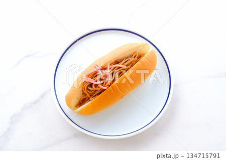 焼きそばパン - 昔なつかしいソース味の焼きそばパン 134715791