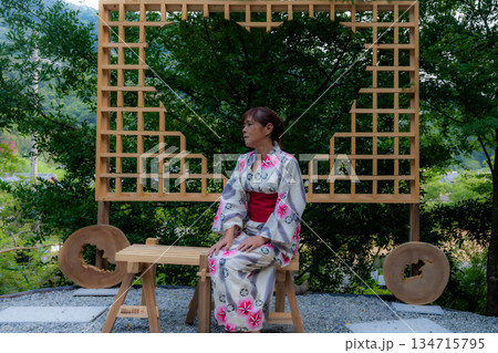 宇賀部神社　浴衣姿の女性が座っている 134715795