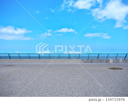 カサブランカ　ハッサン2世モスク横の公園から見える大西洋　5月快晴　 134715976