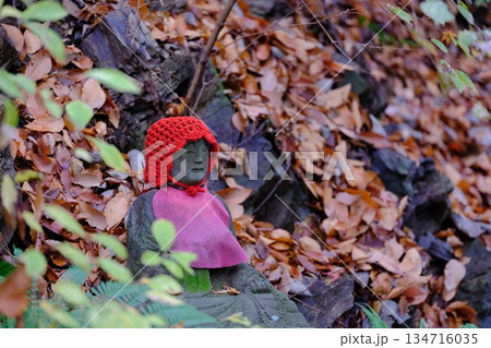 赤い帽子をかぶったお地蔵さん 赤い帽子をかぶったお地蔵さん 134716035