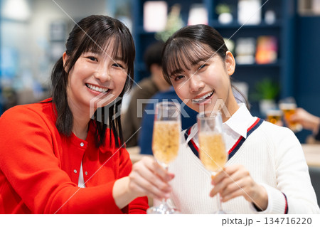 女子会で乾杯をする若い女性 134716220