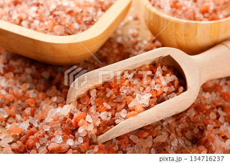 Close-up of Himalayan salt crystals in a wooden spoon 134716237