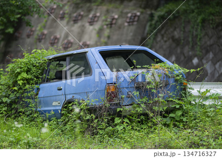 放置された古いワゴン車 134716327