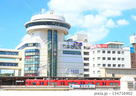 愛知県豊田市、名鉄豊田市駅に停車する電車の風景 愛知県豊田市、名鉄豊田市駅に停車する電車の風景 134716902