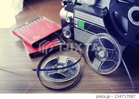 レトロな8ミリ映写機とフィルム 134717087