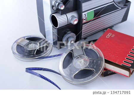 レトロな8ミリ映写機とフィルム 134717091