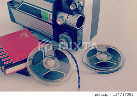レトロな8ミリ映写機とフィルム 134717092