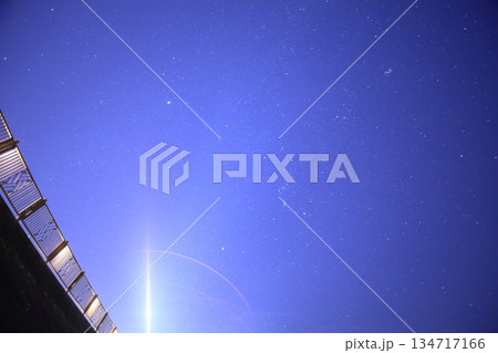 ふたご座流星群の上下二つの流れ星 ふたご座流星群の上下二つの流れ星 134717166