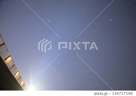 ふたご座流星群木星上に流れる流れ星 134717198