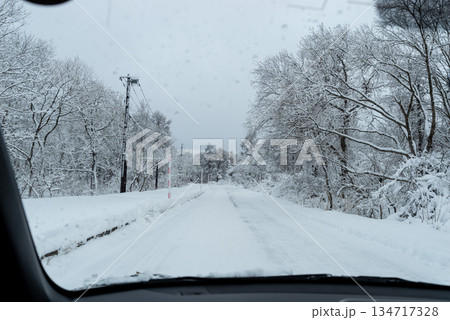 降り積もる雪道のドライブ 助手席からの視界 a-1 降り積もる雪道のドライブ 助手席からの視界 a-1 134717328