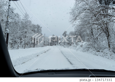 降り積もる雪道のドライブ 助手席からの視界　b-1 134717331