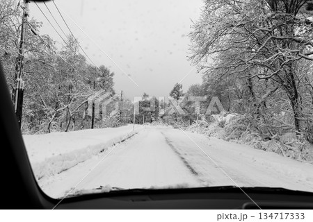 降り積もる雪道のドライブ 助手席からの視界　b-3 モノクロ 134717333