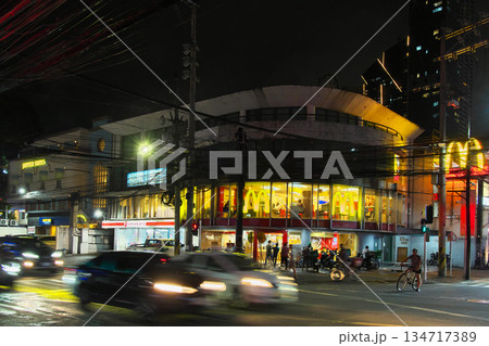 躍動するフィリピン - 賑わうマニラ（マカティ・ポブラシオン）の夕景 　都市景観（2025年5月） 134717389