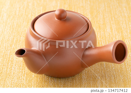 茶色の急須 茶色の急須 134717412