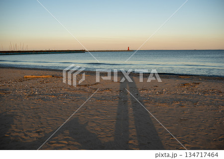 夕暮れの海岸から見る海 134717464