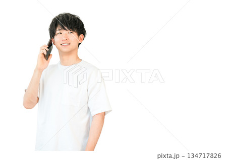スマホで電話する若いアジア人男性 スマホで電話する若いアジア人男性 134717826