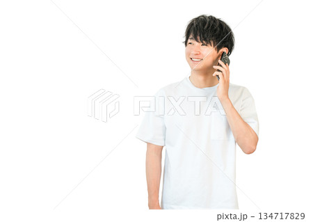 スマホで電話する若いアジア人男性 スマホで電話する若いアジア人男性 134717829