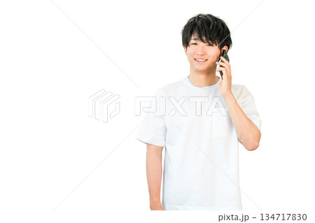 スマホで電話する若いアジア人男性 134717830