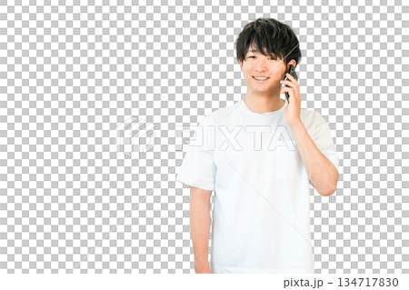 スマホで電話する若いアジア人男性 134717830