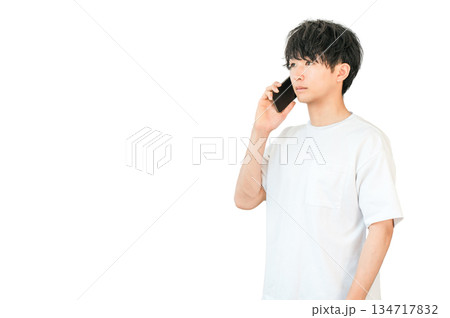 スマホで電話する若いアジア人男性 134717832