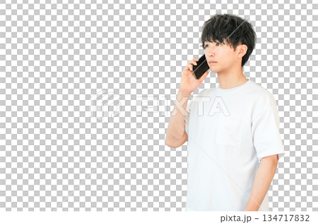 スマホで電話する若いアジア人男性 134717832