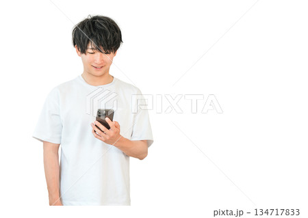 スマホを使う若いアジア人男性(検索・調べる) スマホを使う若いアジア人男性(検索・調べる) 134717833