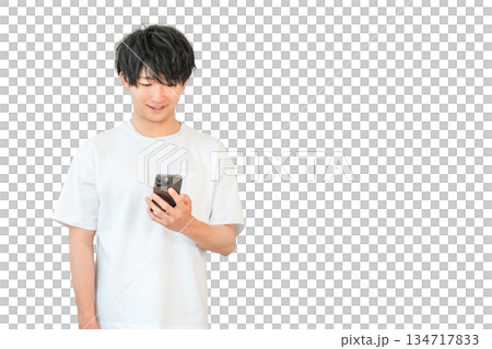 スマホを使う若いアジア人男性(検索・調べる) スマホを使う若いアジア人男性(検索・調べる) 134717833