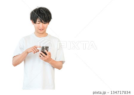 スマホを使う若いアジア人男性（スマホワーク,検索,調べる） 134717834