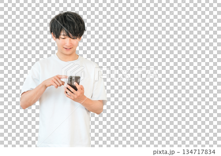 スマホを使う若いアジア人男性（スマホワーク,検索,調べる） 134717834