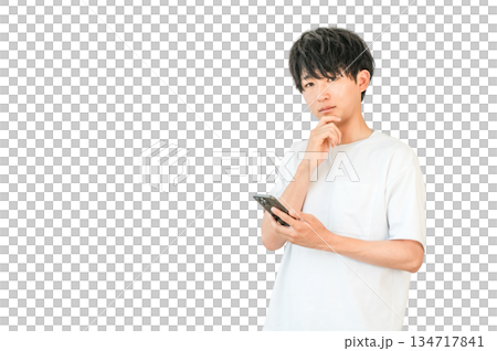 スマホを見ながら考える,検討する,悩む若いアジア人男性 134717841