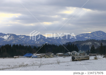 雪景色の磐越西線 134717976