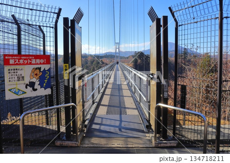日本一高い歩行者専用橋(九重“夢”大吊橋 涌蓋山方面の景色) 日本一高い歩行者専用橋(九重“夢”大吊橋 涌蓋山方面の景色) 134718211