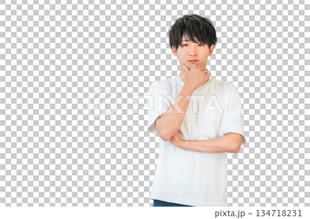 一位年輕的亞洲男子手托下巴(思考、考慮、擔憂、選擇、煩惱、憂慮) 一位年輕的亞洲男子手托下巴(思考、考慮、擔憂、選擇、煩惱、憂慮) 134718231