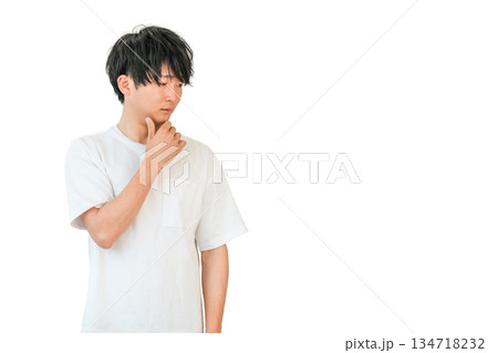 頬杖をつき俯く若いアジア人男性（考える,検討,悩む,後悔,不満,不信感） 134718232