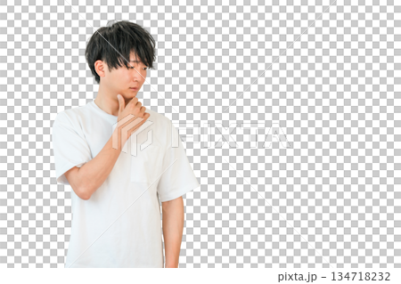 頬杖をつき俯く若いアジア人男性（考える,検討,悩む,後悔,不満,不信感） 134718232