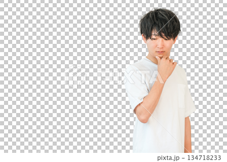 頬杖をつき俯く若いアジア人男性（考える,検討,悩む,後悔,不満,不信感） 134718233