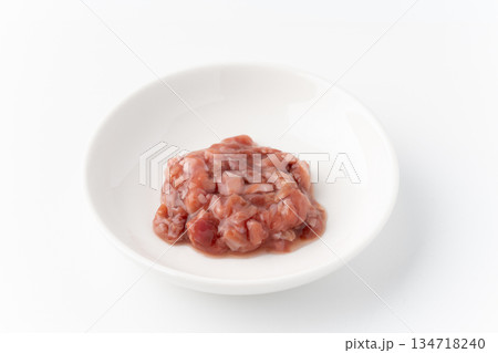 白背景にお皿に乗せたカツオの酒盗 134718240