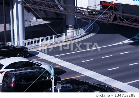 信号待ちする車 134718299