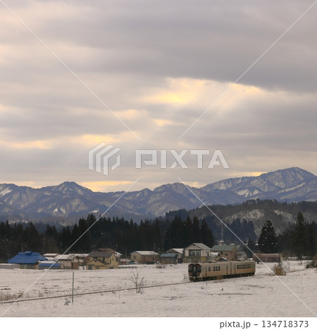 雪景色の磐越西線 134718373