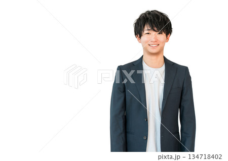 スーツ,ジャケット姿の笑顔の若いアジア人ビジネスマン(オフィスカジュアル,爽やか,転職,就職) スーツ,ジャケット姿の笑顔の若いアジア人ビジネスマン(オフィスカジュアル,爽やか,転職,就職) 134718402