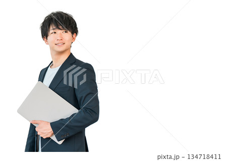 パソコンを持つデジタルネイティブ世代の若い男性 134718411