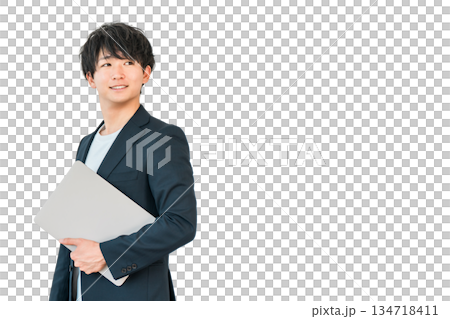 パソコンを持つデジタルネイティブ世代の若い男性 134718411