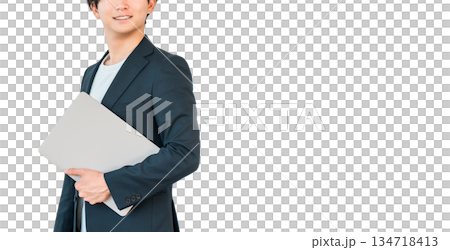 パソコンを持つデジタルネイティブ世代の若い男性 パソコンを持つデジタルネイティブ世代の若い男性 134718413
