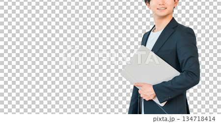 數位原生世代的年輕人，擁有一台電腦 134718414