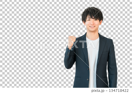 一位身穿夾克的年輕商人揮舞著拳頭(積極、期待、快樂、成功、精力充沛、高興、喜悅) 一位身穿夾克的年輕商人揮舞著拳頭(積極、期待、快樂、成功、精力充沛、高興、喜悅) 134718422