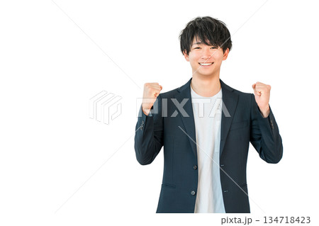ガッツポーズするジャケット姿の若いビジネスマン（やる気,期待,嬉しい,成功,元気,嬉しい,喜ぶ） 134718423